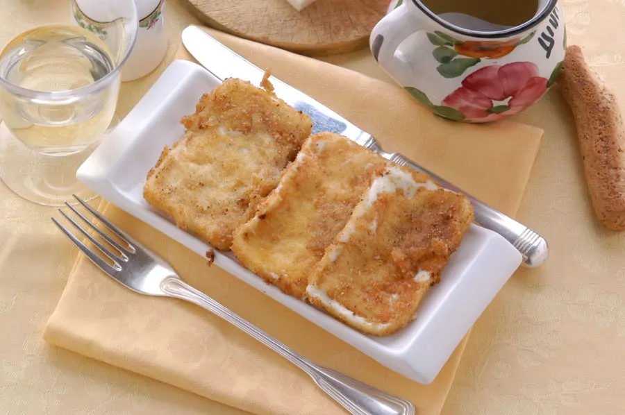 Panierter und gebackener Käse, ein Hüttengericht