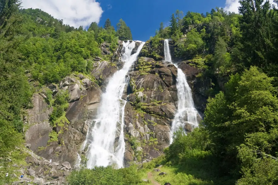 Ein Wasserfall im Wald eines Seitentals