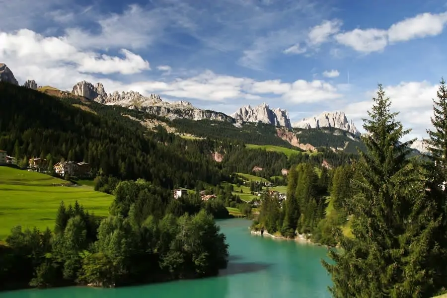 Ein Talsee, an dem der Wald bis ans Wasser reicht